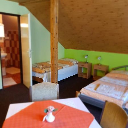 Guest House Pod Lesem Merklin Esterno foto