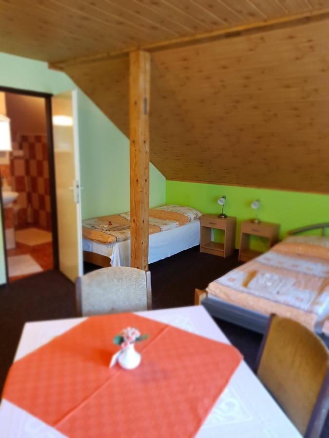 Guest House Pod Lesem Merklin Esterno foto